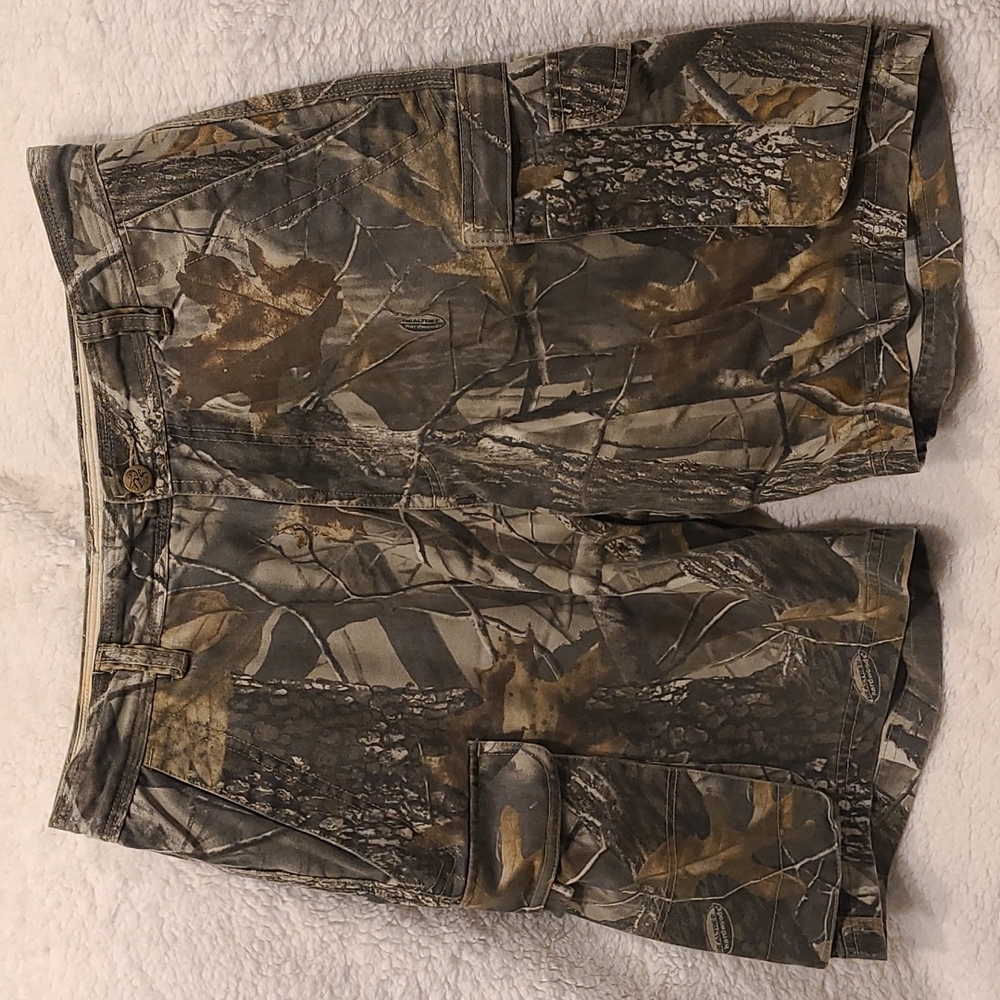 LEGENDARY Whitetails Camo Cargo Shorts sz 32